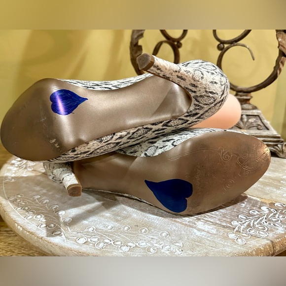 EUC Tahari “The Walden” Peep Toe Pumps. Snakeskin Print Size 9. - Picture 8 of 9